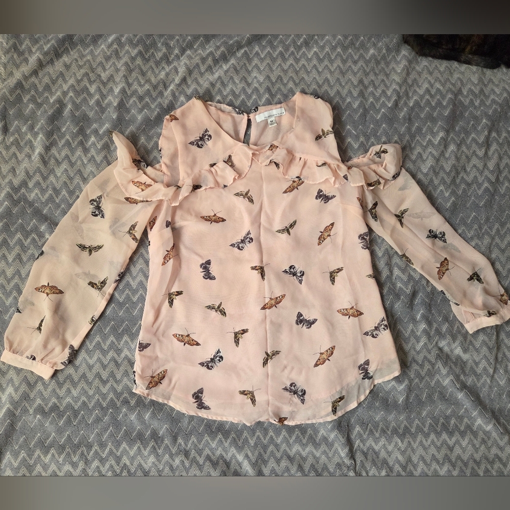 ⏰️LAST CHANCE⏰️Moth Patterned Blouse